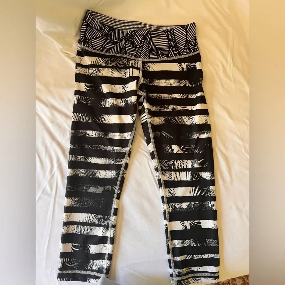 Lululemon Athletica Black White Capri Leggings athleisure athletic summer